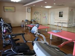 リハビリ設備が整った室内
