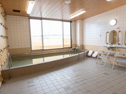 明るい浴室の一角