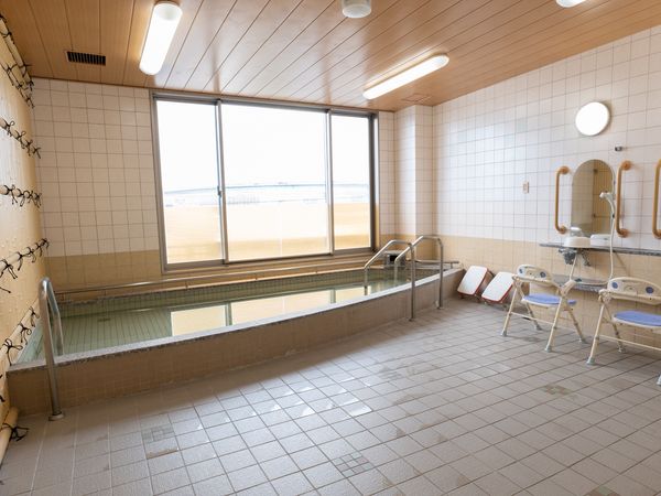 明るい浴室の一角