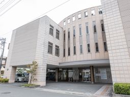 明るい日差しのエントランス