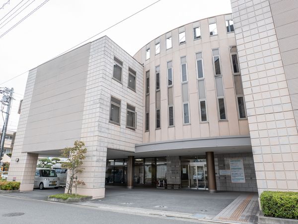 明るい日差しのエントランス