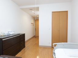 居室の木目調の床と家具
