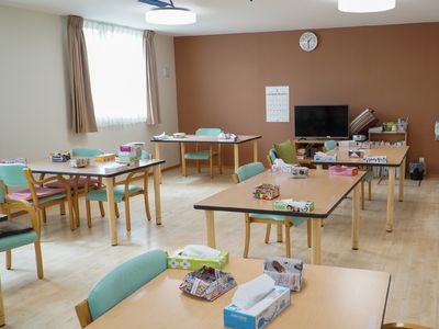 テーブルと椅子のある共有スペース