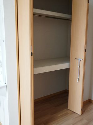 整然とした木製クローゼット