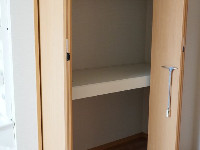 整然とした木製クローゼット クローゼット 整理整頓がしやすい広々とした収納スペースです。私物を管理するのに便利な環境を提供しております。