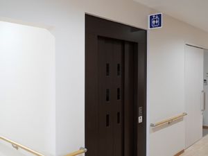 バリアフリー設計のエレベーター
