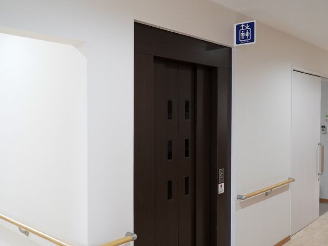 バリアフリー設計のエレベーター エレベーター 安全で使いやすいバリアフリー設計のエレベーターです。より快適な移動のために工夫が施されております。