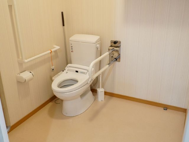 手すり付き洋式トイレ トイレ 安全に配慮したトイレの設計です。手すりが設置されており、立ち座りがしやすいように工夫されています。