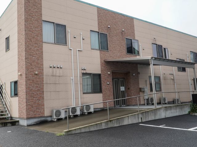 施設のエントランス外観 外観 バリアフリー設計のエントランスは安心のアクセスを提供しており、就業に際して快適な環境を期待できます。