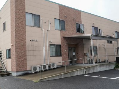 施設のエントランス外観