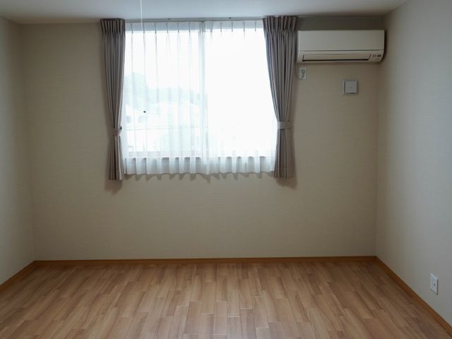 ゆったり広々とした居室 居室 落ち着いた色合いの居室です。個々の空間を大切にでき、プライバシーを重んじた環境が整っています。