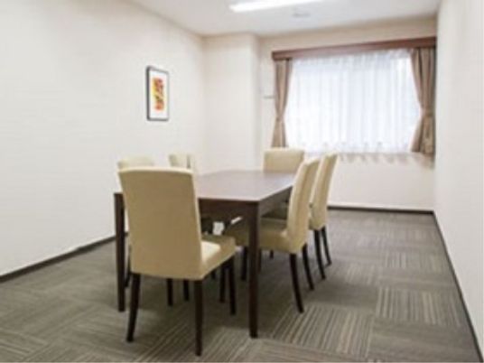 明るい居室のテーブル