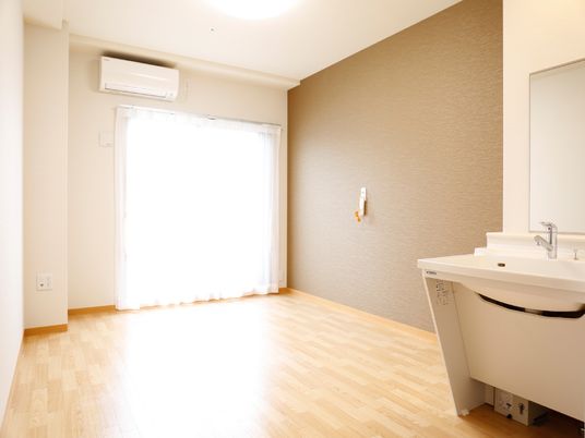 明るく清潔な洋室