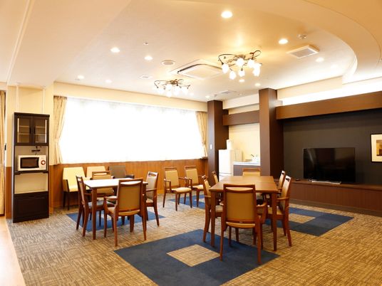 広々とした明るい食堂