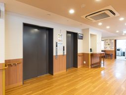 明るく広いエレベーターホール