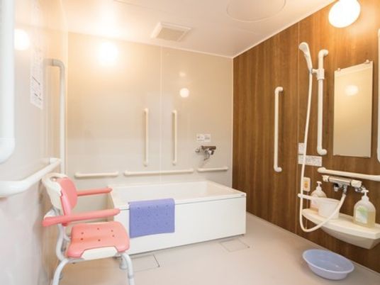 バリアフリーの明るい浴室