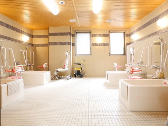 バリアフリー設計の浴室