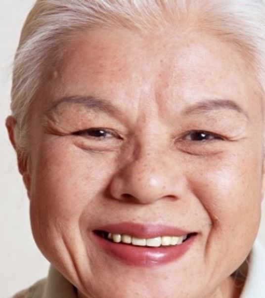 笑顔のご年配女性