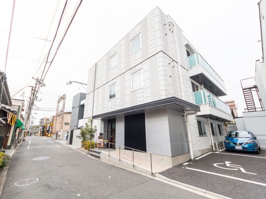 モダンな施設の外観