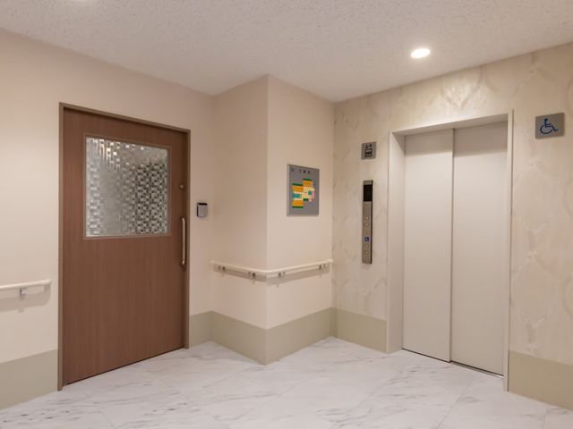 手すり付きの廊下 廊下 安全を考慮した設計の廊下で、入居者様の生活をサポートするやりがいのある職場です。