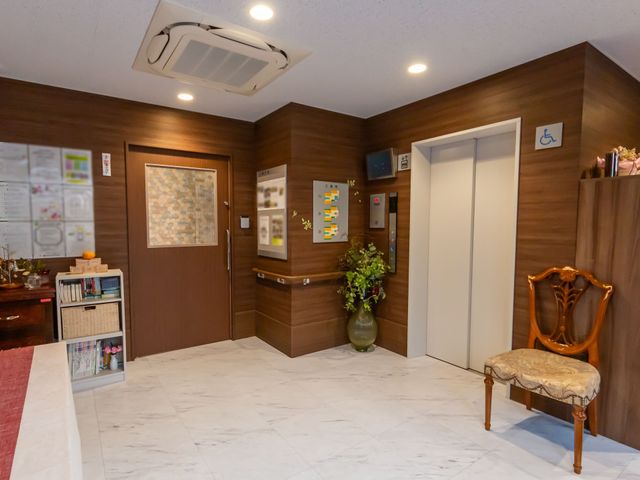温かい雰囲気のエントランス エントランス 整ったエントランスで働く喜びを感じませんか？明るく落ち着いた職場環境をご提供します。