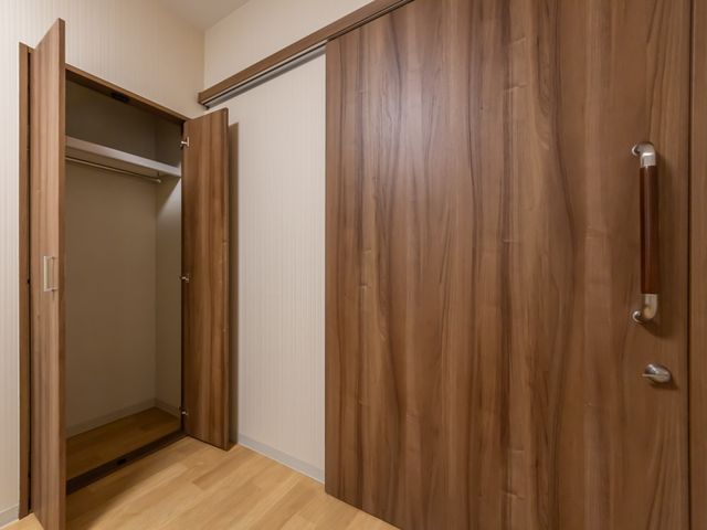 広々居室のクローゼット クローゼット 居心地の良い居室環境を整え、入居者様を支える仲間を募集しています。