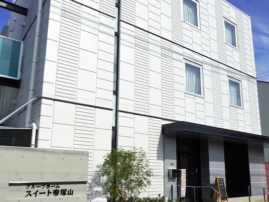 白い壁の建物のエントランス