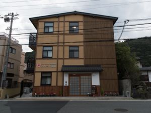 木目調の外観の建物
