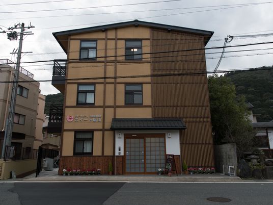 木目調の外観の建物