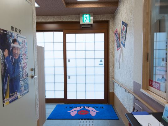 エントランスの明るい通路