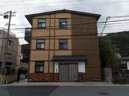 落ち着いた色合いの外観