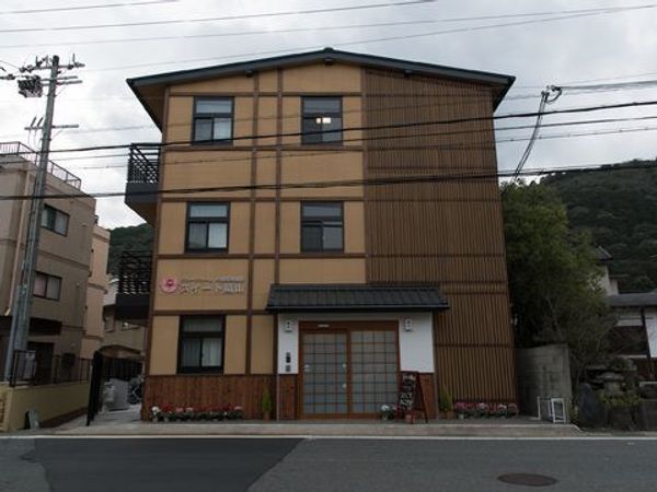 落ち着いた色合いの外観