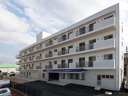 白い建物の外観