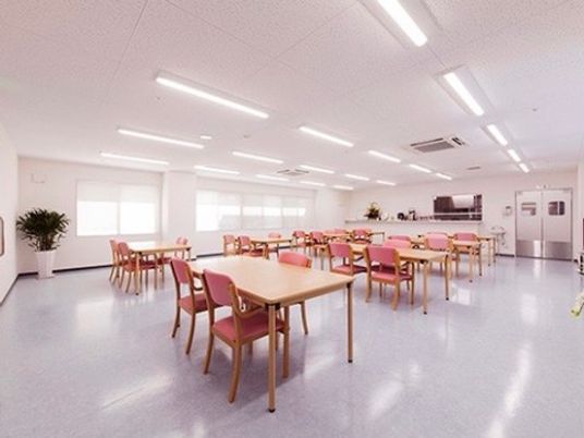 明るい広々ダイニング