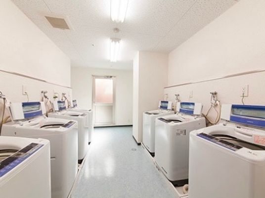 洗濯機の並ぶ部屋