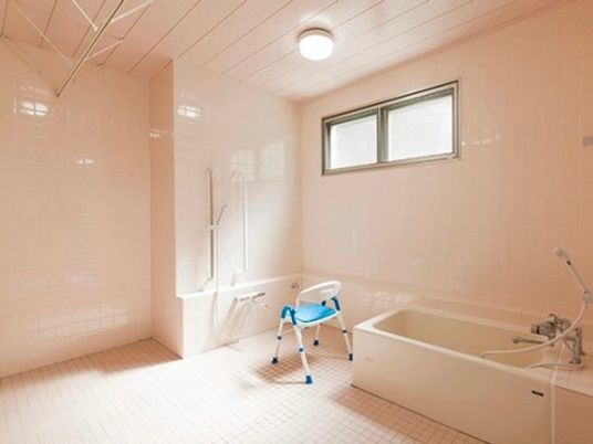 バリアフリー設計の浴室