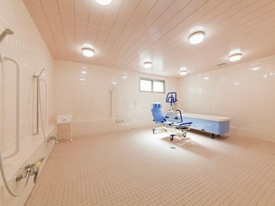 広々とした清潔な浴室