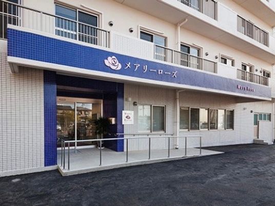 エントランスのある建物外観