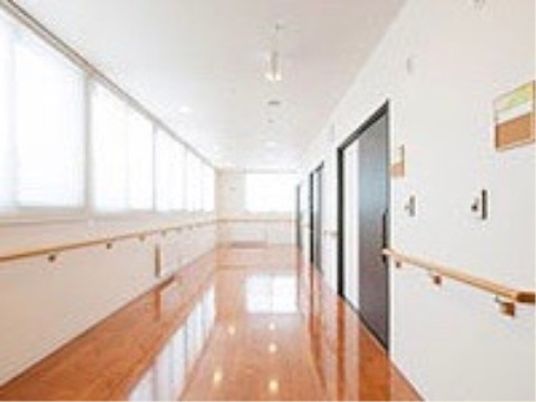 白い壁の清潔な廊下