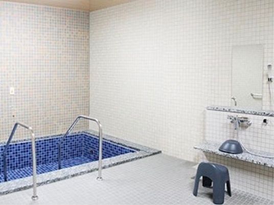 清潔なタイルの浴室