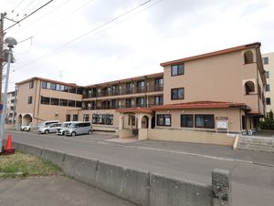 ベージュの建物の外観