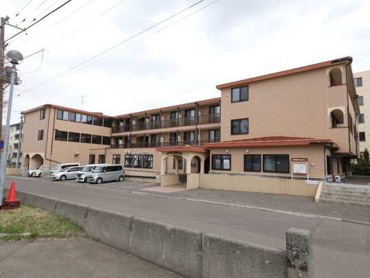 ベージュの建物の外観