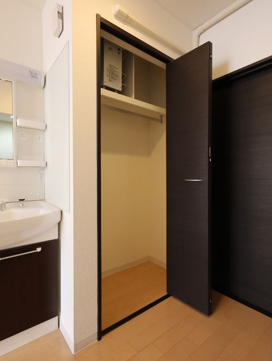 整った居室のシンク上部