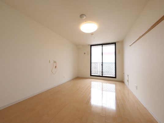 明るい居室の空間