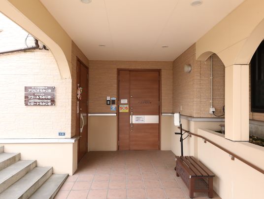 入口とベンチのある場所