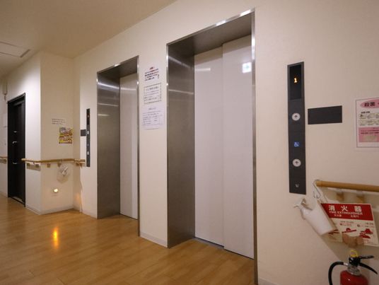 廊下にあるエレベーター