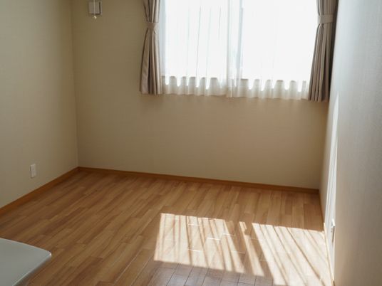日差しが入る広々居室
