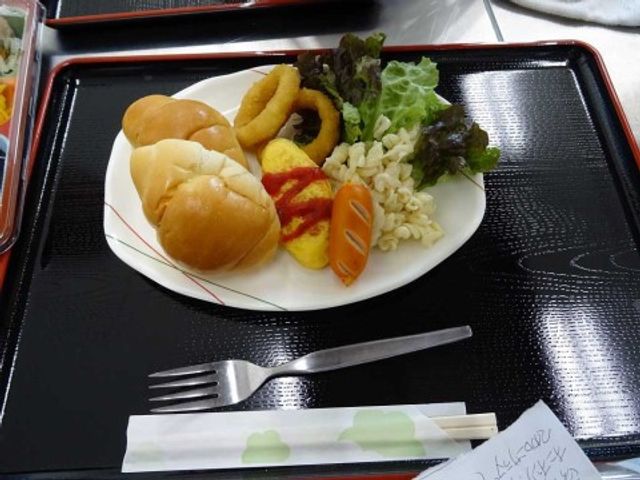盛り付けられた食事の皿 栄養バランスを考えた彩り豊かな料理が並んでおり、健康的な毎日を支える食事の提供に努めております。