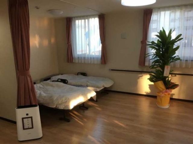 光が差し込む快適な居室 浴室 陽光あふれる居室で、快適な個人空間をお過ごしいただけます。床の清潔感と開放感を兼ね備えたデザインが特徴です。