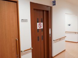 清潔感ある廊下と扉